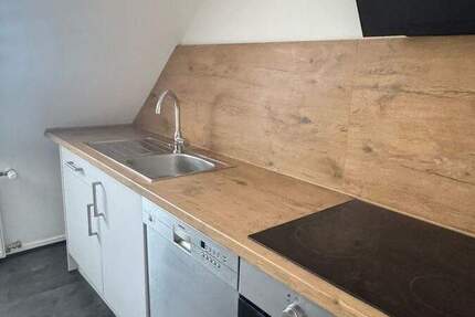 Zollhausstraße ! Helle sehr geräumige 3-Zi.-DG-Whg., 65 m², EBK, ohne Balkon im 2.OG ohne Aufzug 3 zimmer