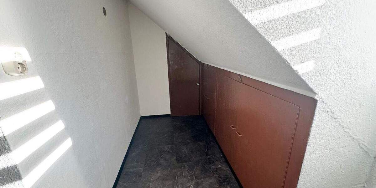 Zollhausstraße ! Helle sehr geräumige 3-Zi.-DG-Whg., 65 m², EBK, ohne Balkon im 2.OG ohne Aufzug 3 zimmer