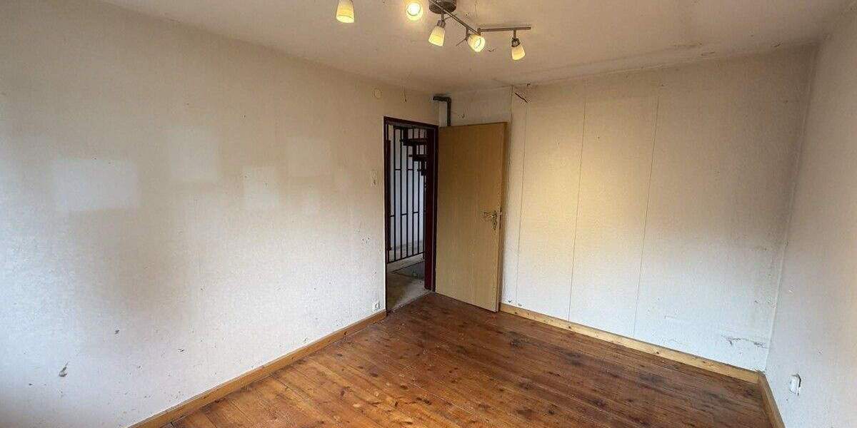 Sanierungsbedürftige Doppelhaushälfte mit 2 Garagen und großem Garten 5 zimmer