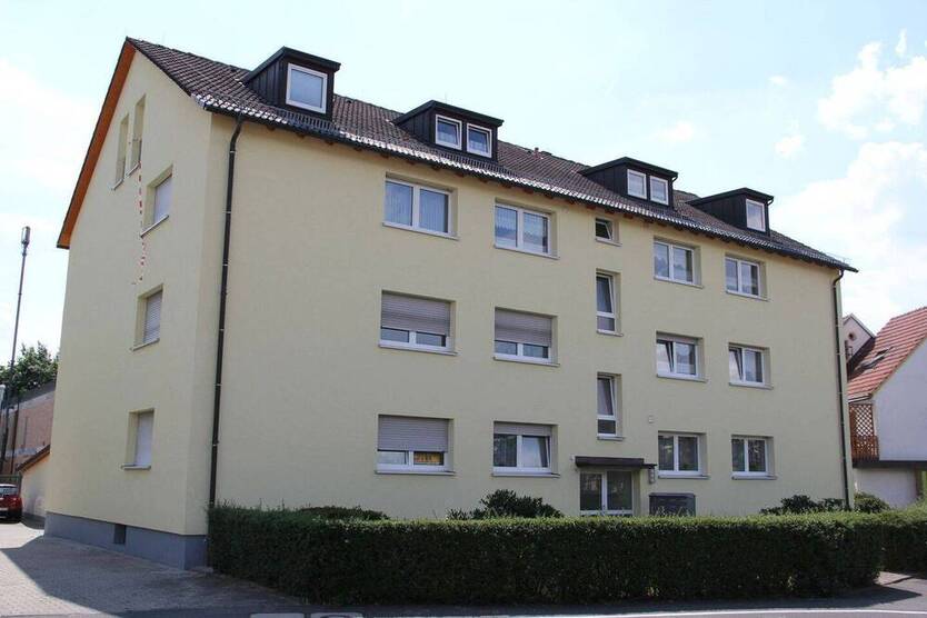 Sanierte große und helle 3 - Zimmer Wohnung in zentraler Lage!