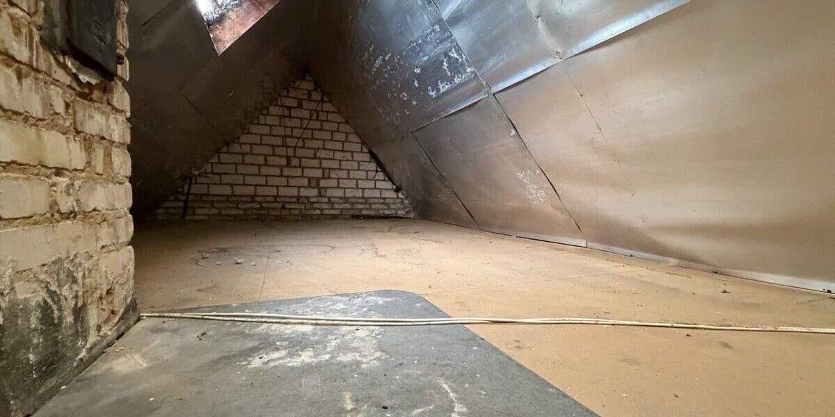 Sanierungsbedürftige Doppelhaushälfte mit 2 Garagen und großem Garten 5 zimmer