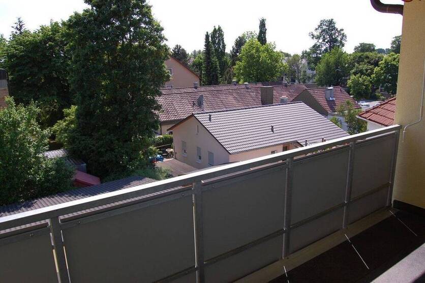 Sanierte große und helle 3 - Zimmer Wohnung in zentraler Lage!