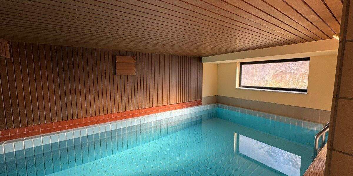 Großzügige 4-Zimmer-Wohnung mit Schwimmbadanteil, 2 Garagen und Zugang zum Gemeinschaftsgarten 4 zimmer