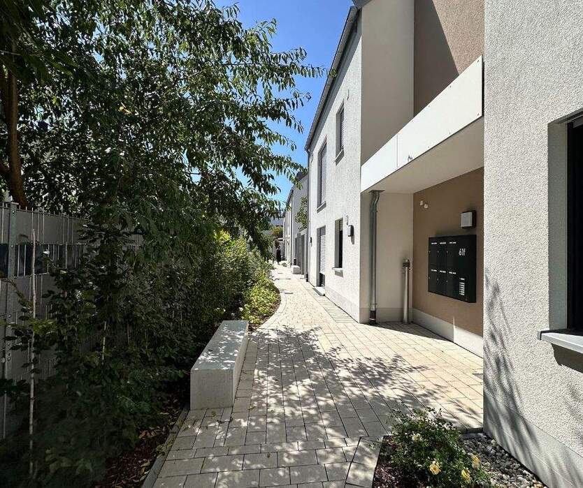 Wohnen plus Mehrwert in ruhiger Lage! Wohnen auf zwei Etagen mit Garten und gelebter Vielseitigkeit im UG! Bezug in Kürze!