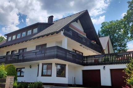 Charmantes 3-Familienhaus mit 2 Garagen