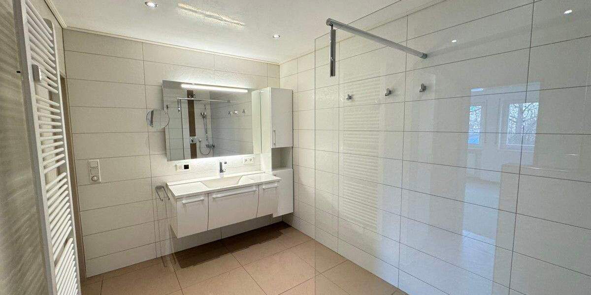 Großzügige 4-Zimmer-Wohnung mit Schwimmbadanteil, 2 Garagen und Zugang zum Gemeinschaftsgarten 4 zimmer