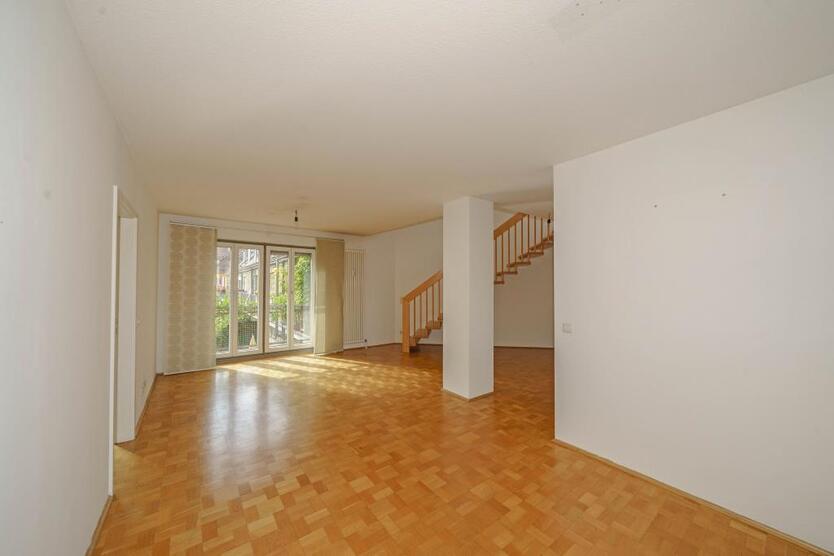 Wohlfühlen auf zwei Ebenen! Lichtdurchflutete Maisonettewohnung mit Burgblick und Tiefgaragenstellplatz. 3.5 zimmer