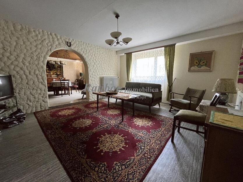 Sehr gepflegtes, geräumiges 3-Familienhaus mit 2 Doppelgaragen in begehrter Wohnlage in Roth OT 11 zimmer