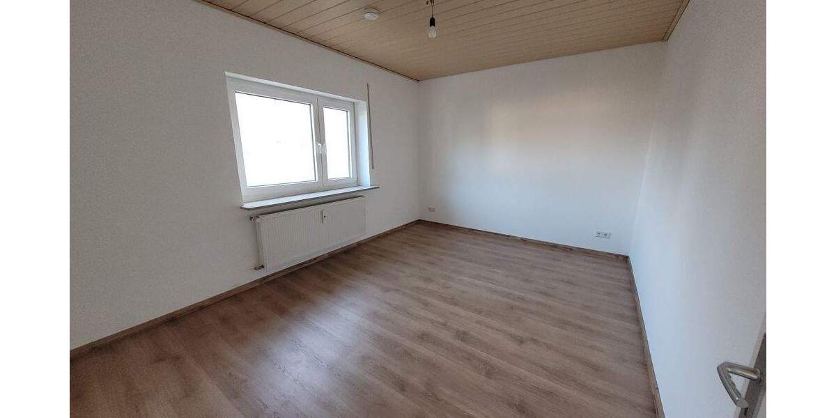 * CHARMANT - NEU RENOVIERT - SOFORT BEZUGSFÄHIG * schöne 3 Zi.-Wohnung mit GARAGE in SC-WOLKERSDORF 3 zimmer