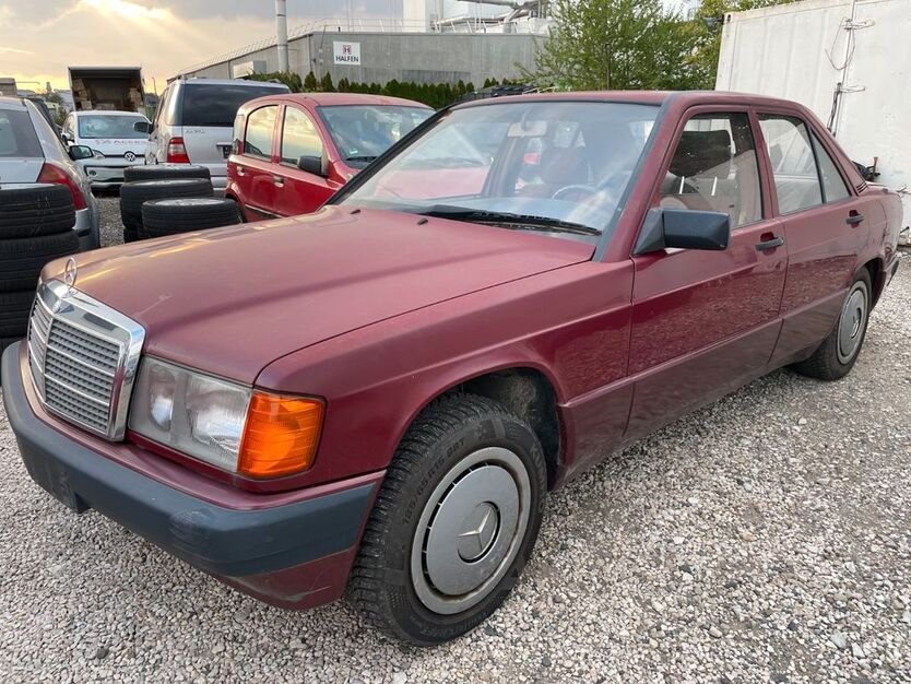 Mercedes-Benz 190 216.000 km 1.800 € Nürnberg 90427