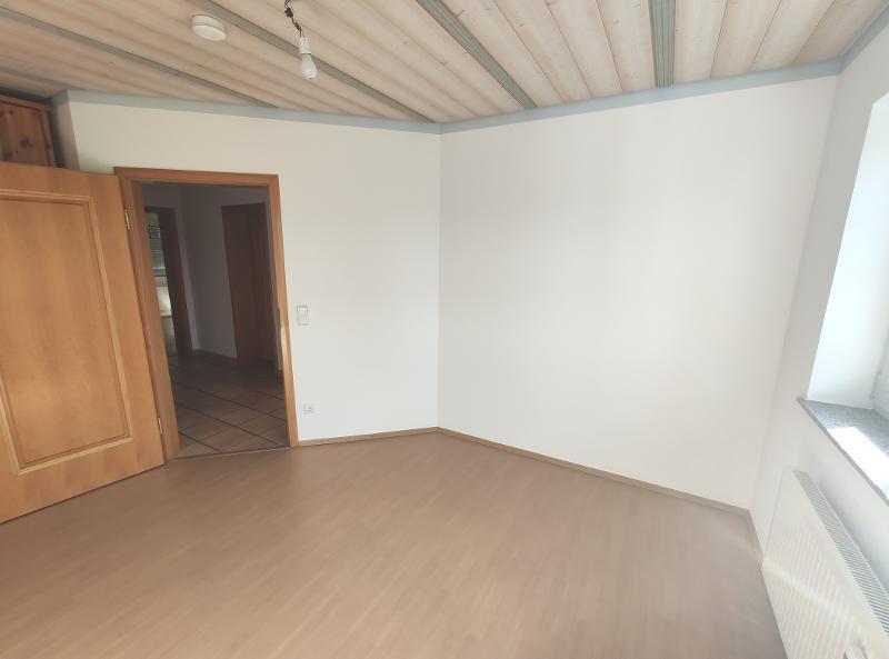 Zweifamilienhaus in Ortsrandlage mit Doppelgarage, Pool und gehobener Ausstattung 8 zimmer