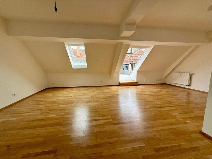 Wunderschöne helle 3 Zi.-Dachgeschoss-Whg. inkl. offener Einbauküche 3 zimmer