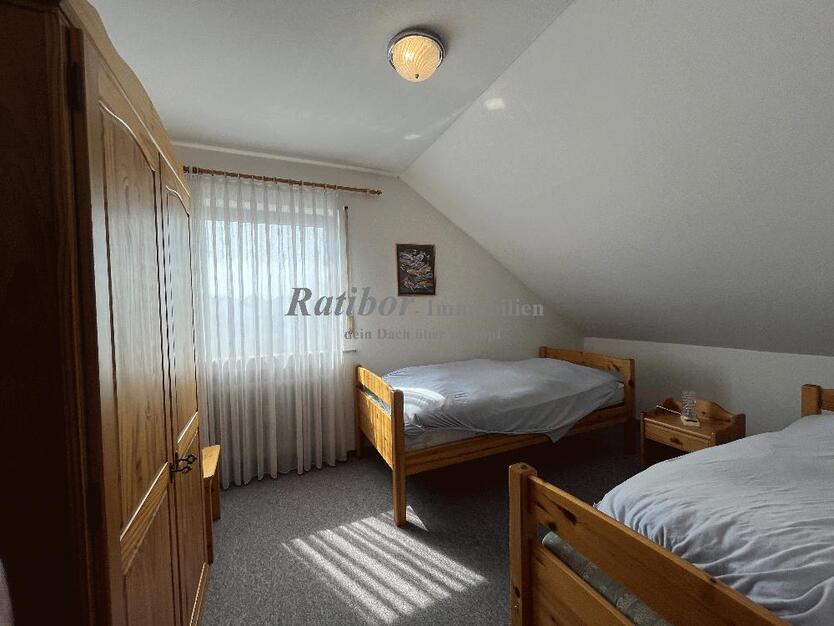 Sehr gepflegtes, geräumiges 3-Familienhaus mit 2 Doppelgaragen in begehrter Wohnlage in Roth OT 11 zimmer