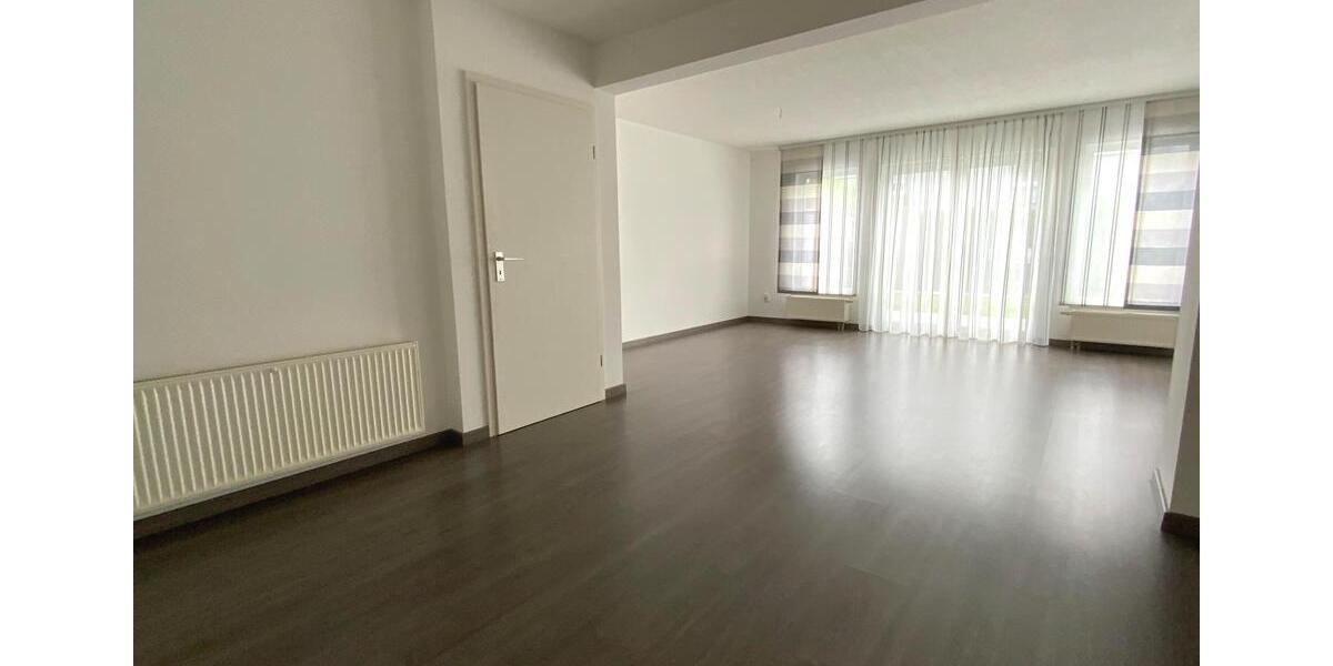 Exklusives RMH mit Garten, Garage, EBK und Terrasse zur Vermietung in Nürnberg - Pillenreuth 4 zimmer