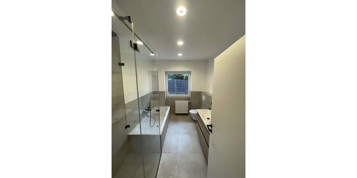 Hochwertige, energetisch sanierte 5-Zimmer-EG-Wohnung mit Balkon, Garten u. 2 Garagenstellplätzen 5 zimmer