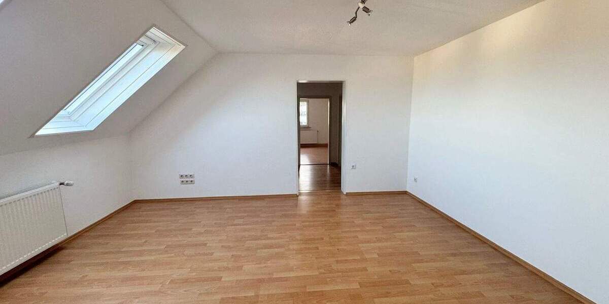 Zollhausstraße ! Helle sehr geräumige 3-Zi.-DG-Whg., 65 m², EBK, ohne Balkon im 2.OG ohne Aufzug 3 zimmer