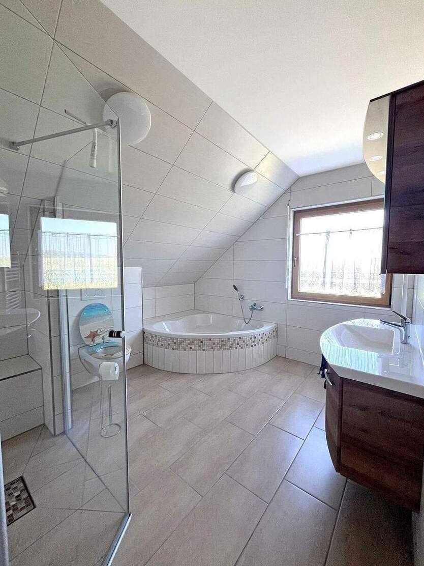 Schönes Einfamilienhaus mit großem Grundstück und Traumblick ins Grüne! 5 zimmer