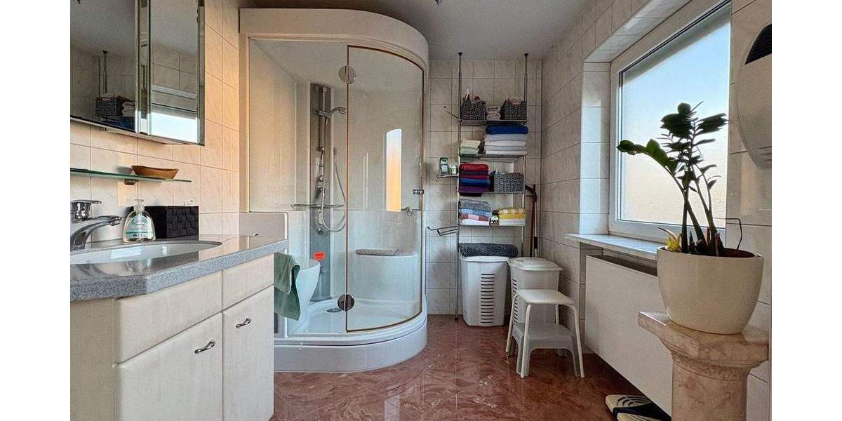 Hier wohnt man gern: Kinder willkommen...Großzügiges REH in ER-Eltersdorf 8 zimmer