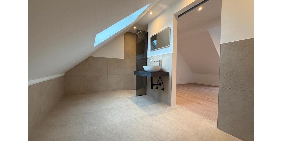 Exklusive Dachgeschosswohnung mit zwei Balkonen – Erstbezug nach 2 zimmer