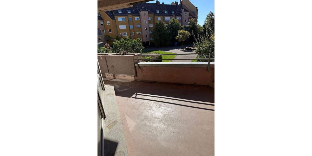 großzügige, helle 4 ZW mit großer Südloggia, Gaste-WC Abstellraum und Tiefgarage 4 zimmer