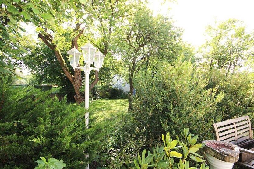 Schönes Grundstück mit renovierungsbedürftigem Wohnhaus 5 zimmer