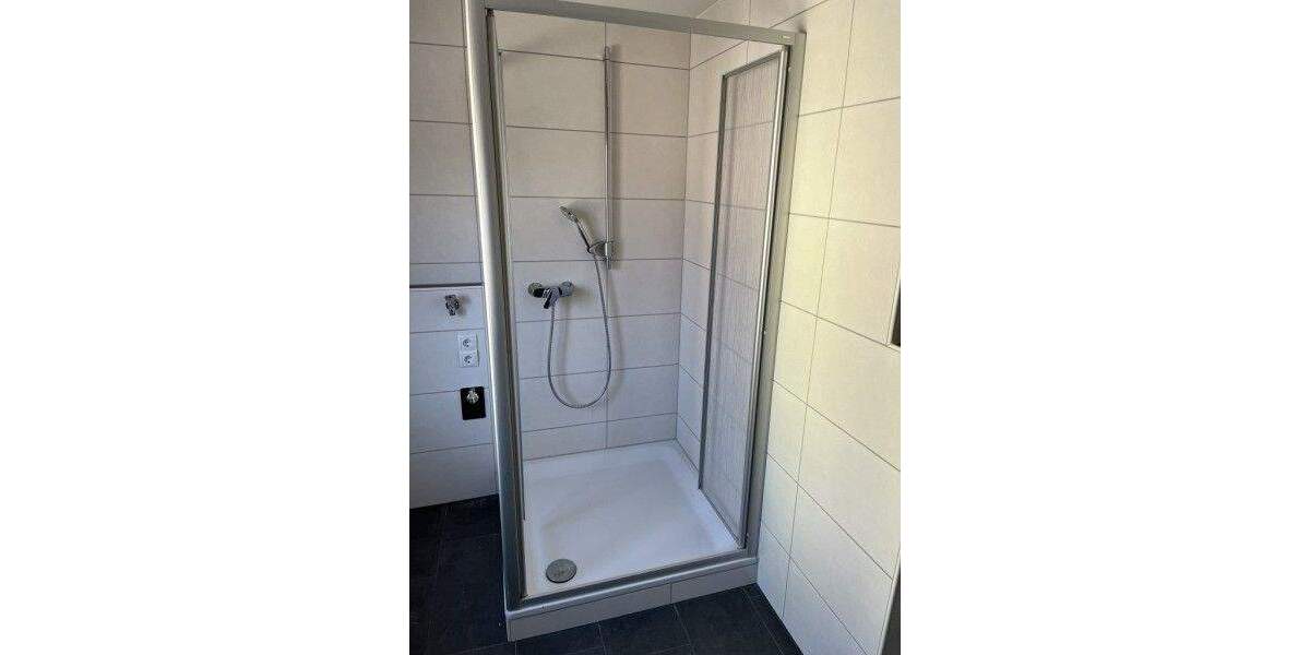 Wohnung 1. OG - Frei - Stellplatz - Dachboden mit Ausbaupotential - Verkauf nur mit EG-Wohnung zimmer