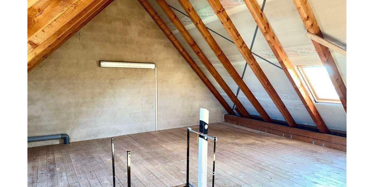 ... Freuen sie sich - hier werden sie sich wohlfühlen: sonnige Dachgeschoss-Wohnung mit Loggia ... 2 zimmer