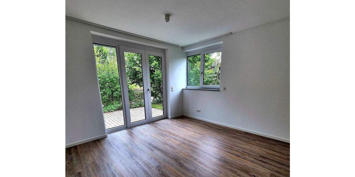 Grünes Wohnen im Erlanger Stadtteil Kosbach. Großzügige 2-Zi-Garten-Wohnung mit Terrasse, Gartenanteil und Carport. 2 zimmer