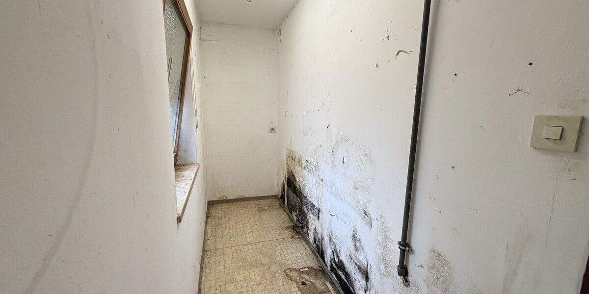 Sanierungsbedürftige Doppelhaushälfte mit 2 Garagen und großem Garten 5 zimmer