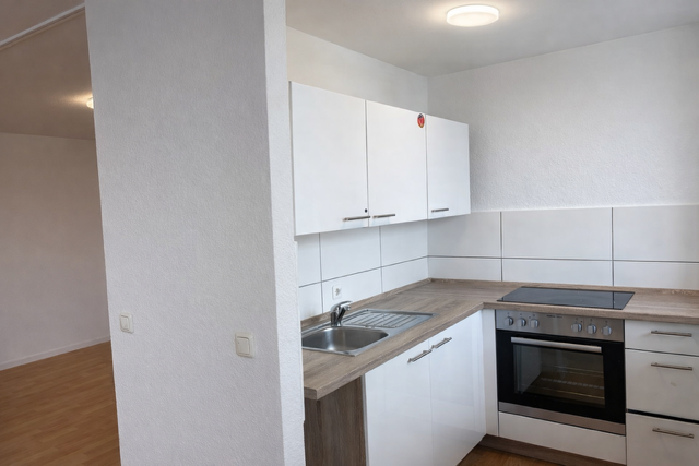 Provisionsfrei & leerstehend: Stilvoll sanierte 1,5-Zimmer-Wohnung mit großer Loggia (Erbbaurecht) 1 zimmer