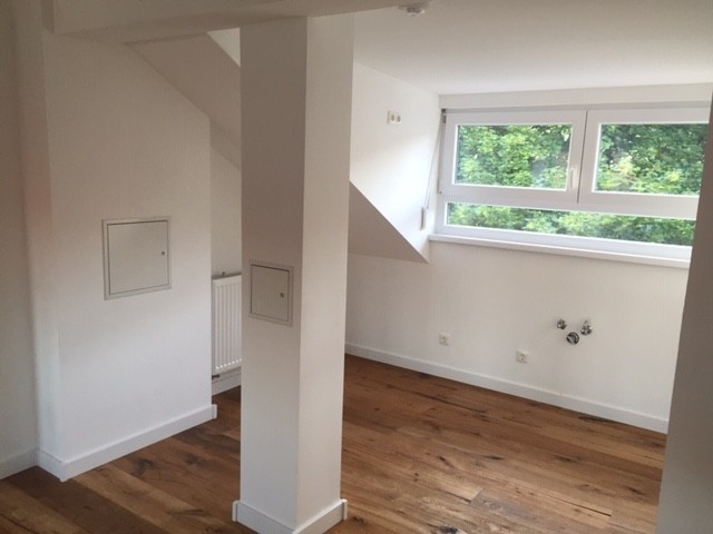 Neuwertige 3-Zimmer-DG-Wohnung mit Loggia und KFZ-Stellplatz Nbg-Schweinau 3 zimmer