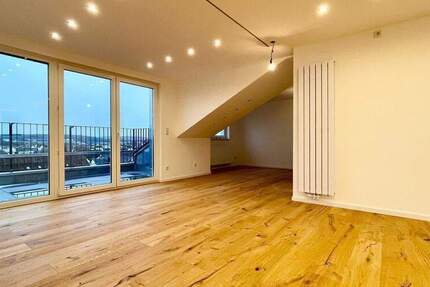 Erstbezug! 2 Zimmer DG Wohnung mit Sonnenloggia zum Wohlfühlen, neue Böden, neues Bad, saniert!