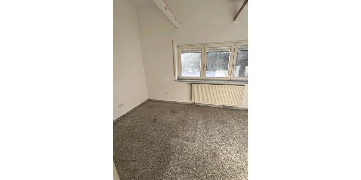 Großes Einfamilienhaus über drei Stockwerke 6 zimmer