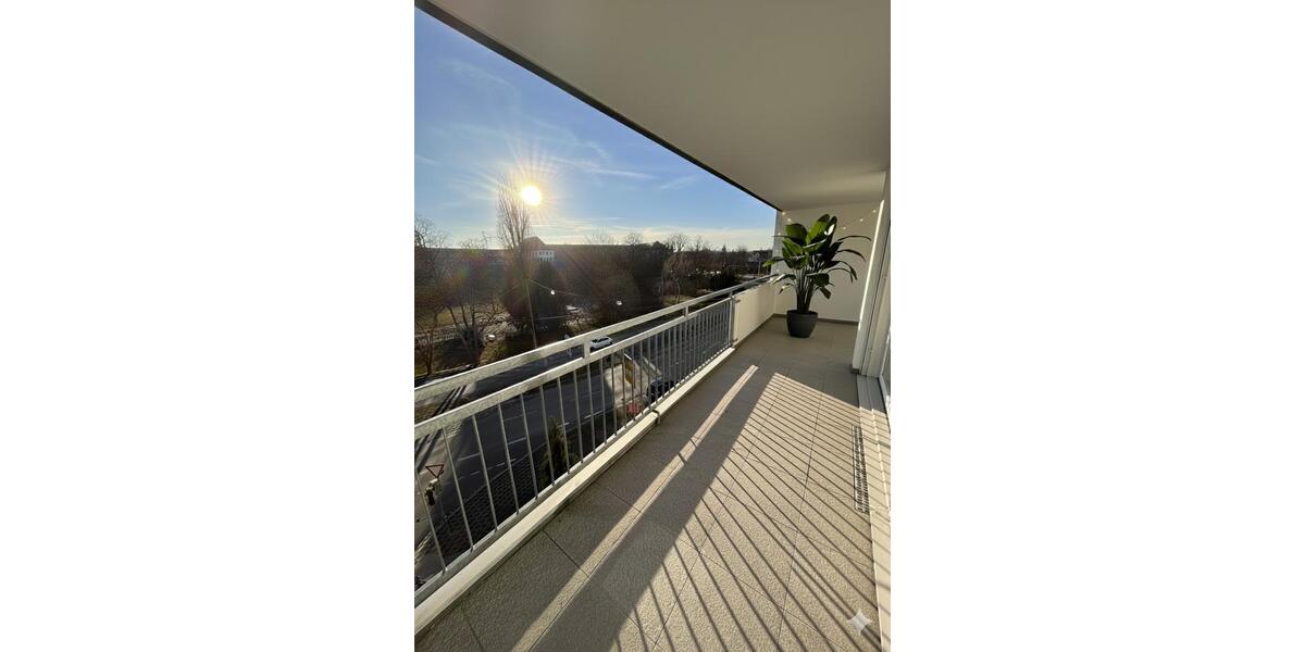 Neu renovierte 4 Zimmer Wohnung mit Balkon, Aufzug & Tiefgarage 4 zimmer