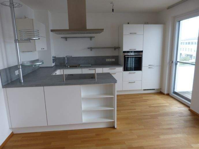 Hochwertig ausgestattete 2 Zimmer-Wohnung mit moderner Einbauküche, Parkettboden, sehr schönem Balkon, Duschbad, Aufzug + TG-Stellplatz 2 zimmer
