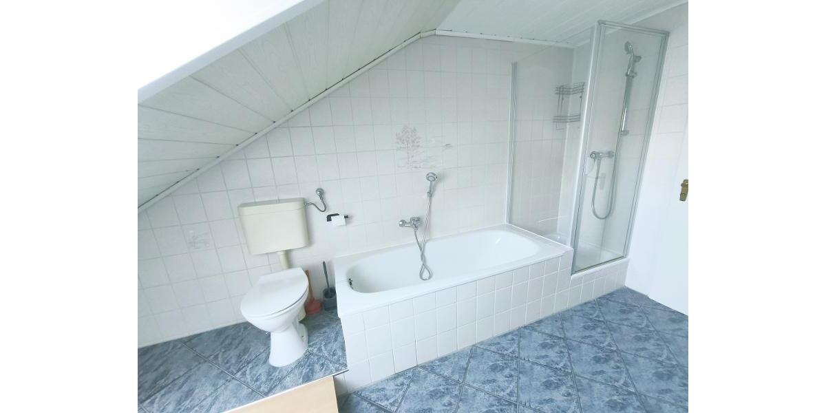 3 Zi. DG Wohnung mit Küche, Gartenmitbenutzung und Stellplatz - Etagenwohnung Weisendorf | Angebot:27651233