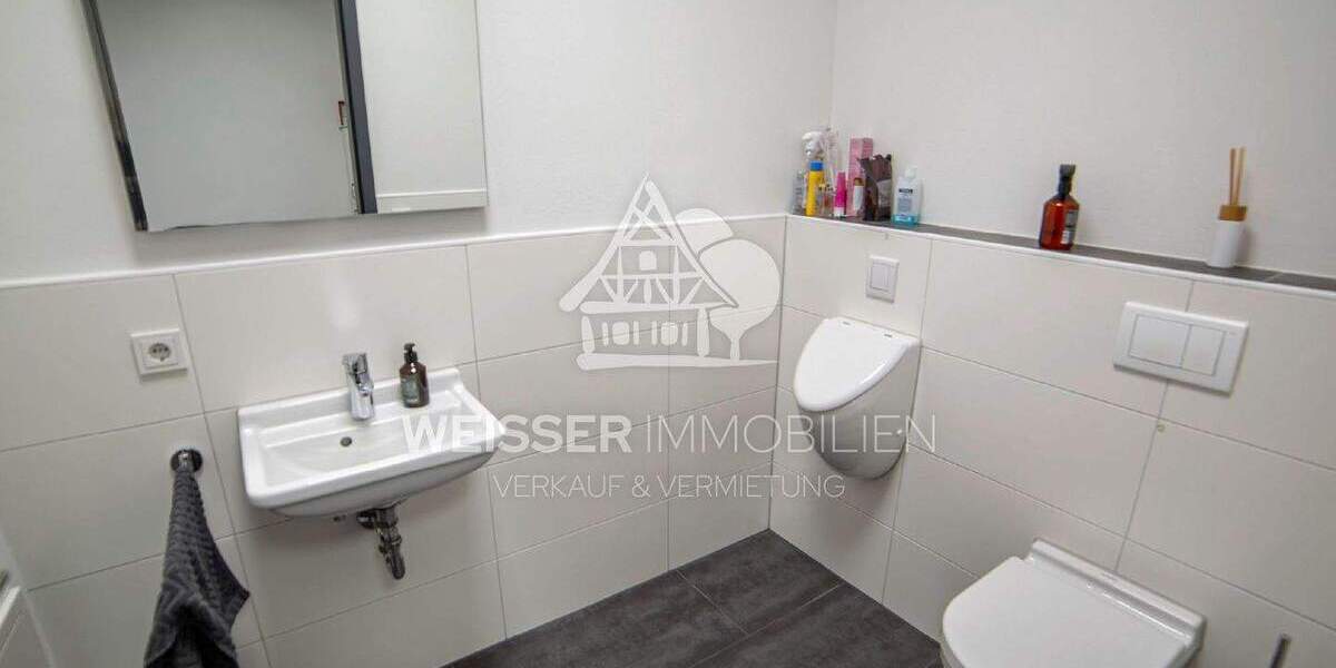 Firmenstandort Fürth - Separater Büro-Besprechungsraum & helle Arbeitsplätze zimmer