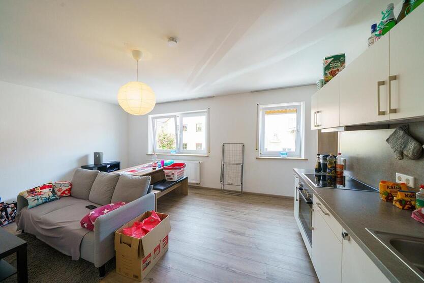 Gepflegtes Vierparteienwohnhaus zzgl. Garagen und Gewerbeeinheit! 13 zimmer