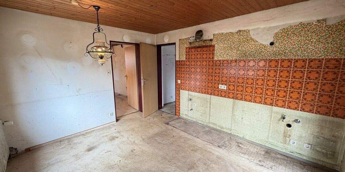 Sanierungsbedürftige Doppelhaushälfte mit 2 Garagen und großem Garten 5 zimmer