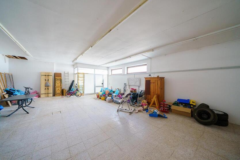 Gepflegtes Vierparteienwohnhaus zzgl. Garagen und Gewerbeeinheit! 13 zimmer