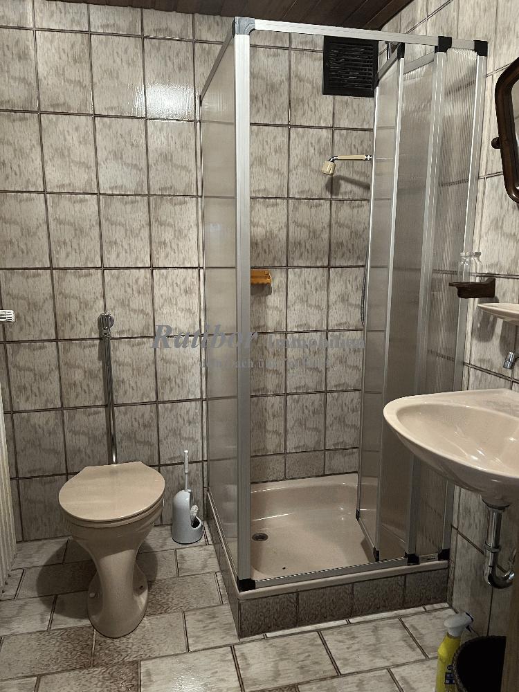 Sehr gepflegtes, geräumiges 3-Familienhaus mit 2 Doppelgaragen in begehrter Wohnlage in Roth OT 11 zimmer