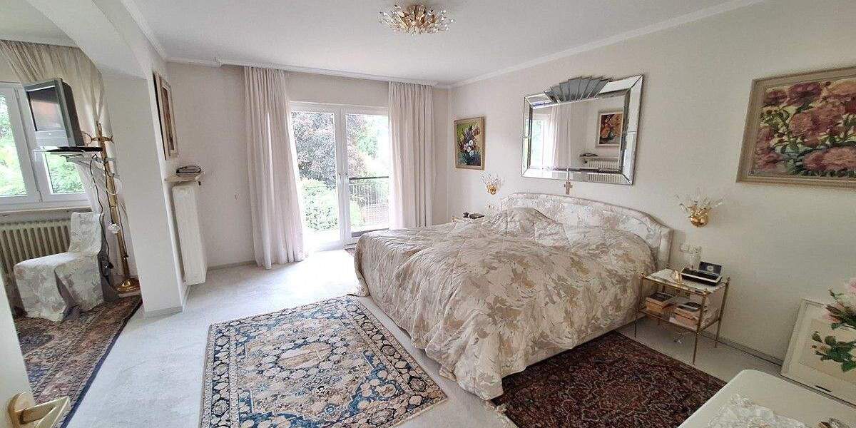 Großzügige Doppelhaushälfte mit großem Garten, 2 Einzelgaragen und Sauna 6 zimmer