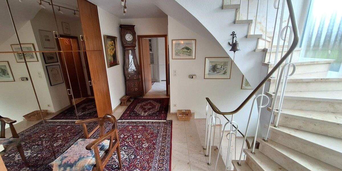 Großzügige Doppelhaushälfte mit großem Garten, 2 Einzelgaragen und Sauna 6 zimmer