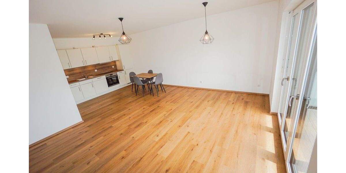 Helle 2-Zimmer- Wohnung mit großem Westbalkon, moderner Einbauküche, XXL-Dusche, Aufzug & Tiefgarage 2 zimmer