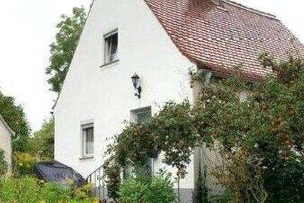 Für begabte Handwerker: Einfamilienhaus mit wunderschönem Grundstück in ruhiger Lage von Roßtal! 3 zimmer