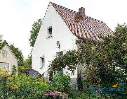 Für begabte Handwerker: Einfamilienhaus mit wunderschönem Grundstück in ruhiger Lage von Roßtal! 3 zimmer