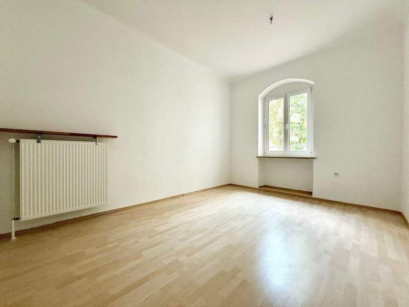 Bereits frei und im beliebten Rennweg! Schöne 3,5-Zimmer-Wohnung mit eigener Terrasse, hohen Decken & Altbaucharme!