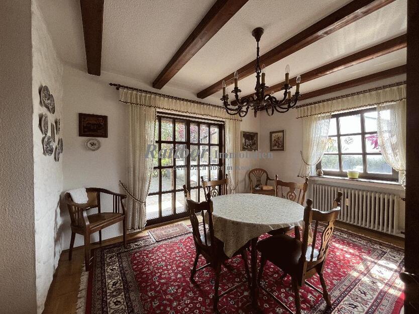 Sehr gepflegtes, geräumiges 3-Familienhaus mit 2 Doppelgaragen in begehrter Wohnlage in Roth OT 11 zimmer