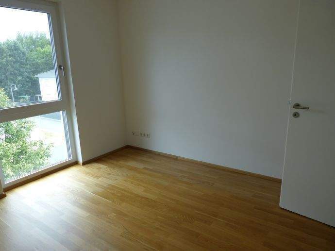 Hochwertig ausgestattete 2 Zimmer-Wohnung mit moderner Einbauküche, Parkettboden, sehr schönem Balkon, Duschbad, Aufzug + TG-Stellplatz 2 zimmer