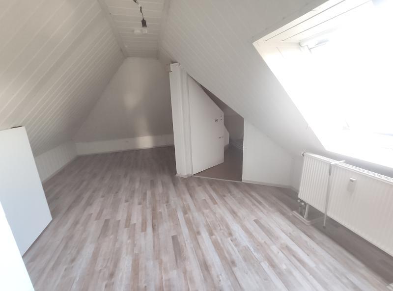 Große Maisonette mit Klimaanlagen (aktuell in 2 Wohnungen unterteilt) mit 2 Balkonen, 2 Einbauküchen und 2 Stellplätzen 5 zimmer